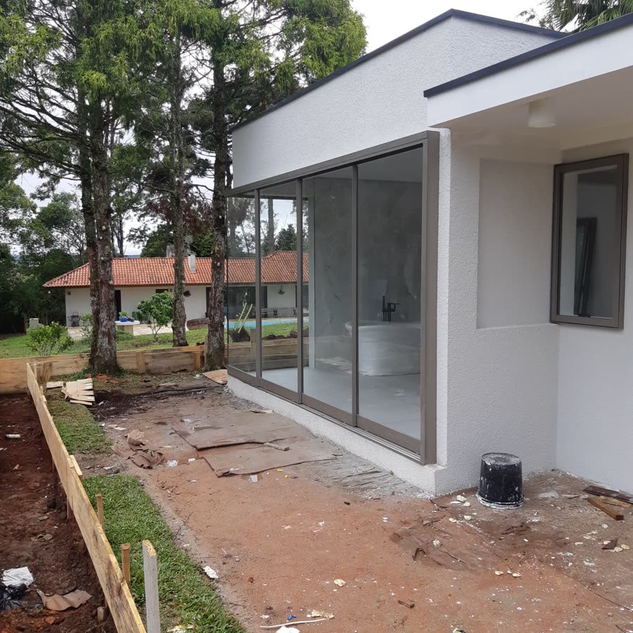 Residência de alto padrão em fase de acabamento, obra MBRUN Construções.