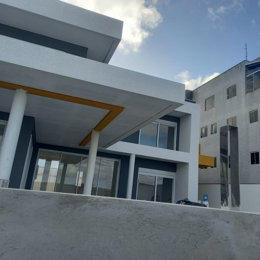 Residência litorânea contemporânea com piscina, obra MBRUN Construções.