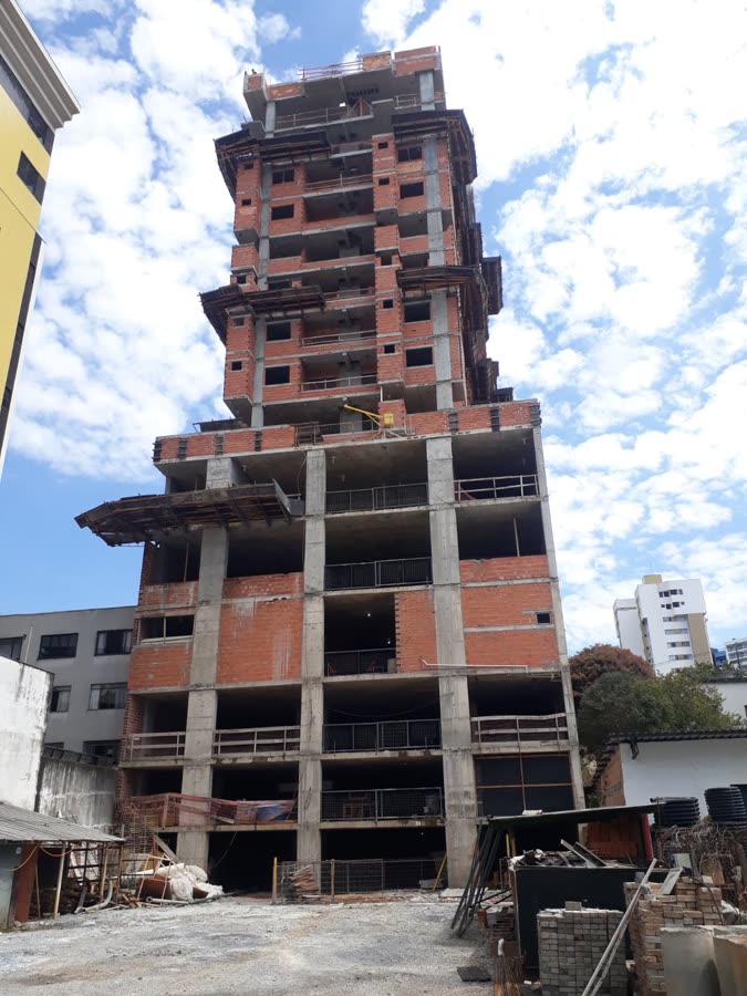 Torre residencial em fase estrutural, concretagem e fôrma de alumínio, obra MBRUN Construções.