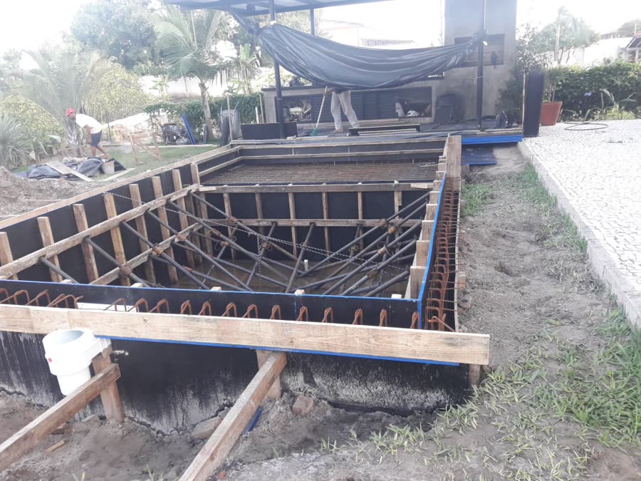 Piscina residencial em alvenaria, estrutura e ferragem, obra MBRUN Construções.